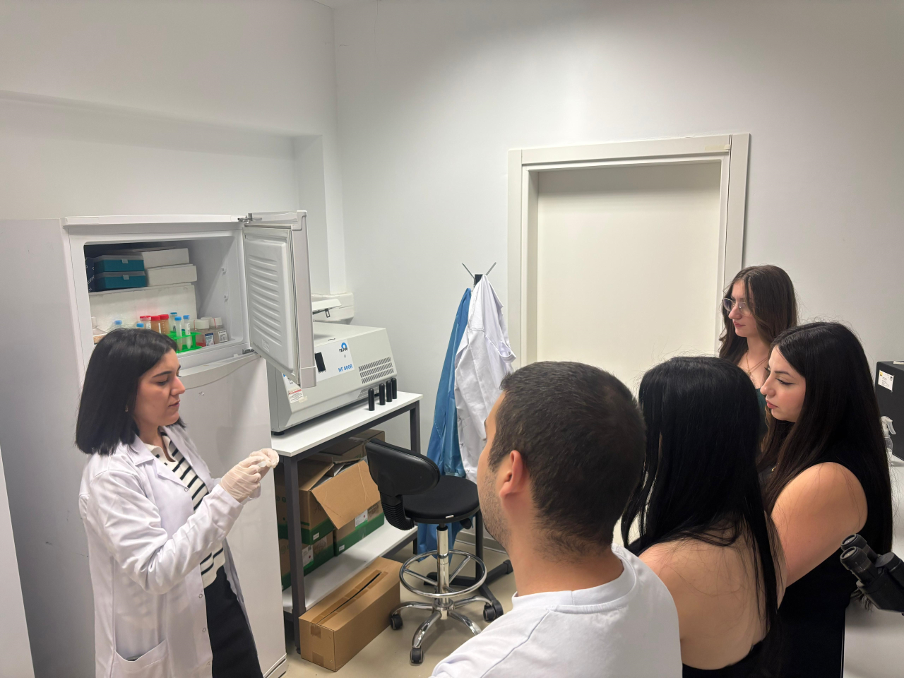 Eczane Hizmetleri Programı Öğrencileri ile Laboratuvar Etkinliği  