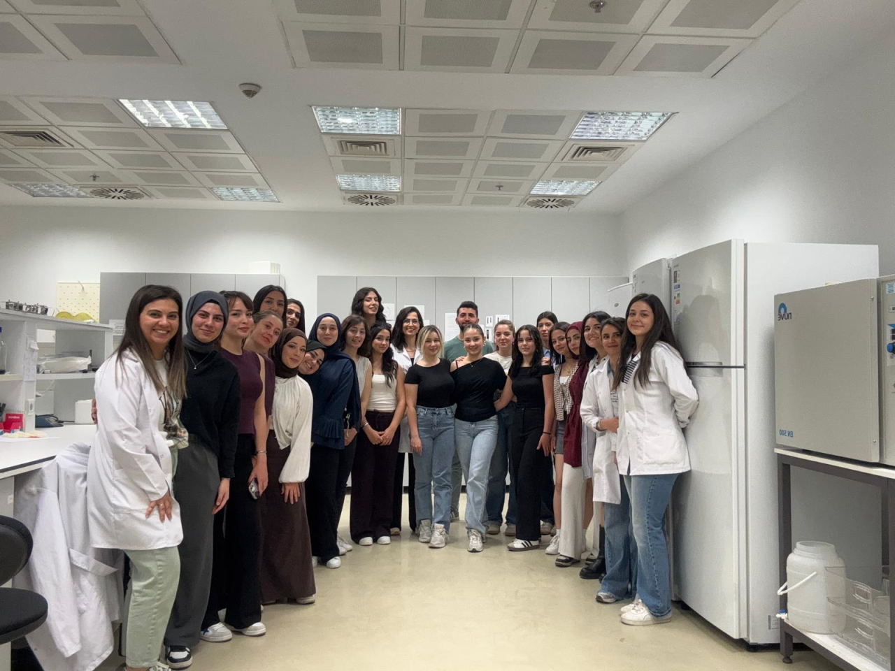 Eczane Hizmetleri Programı Öğrencileri ile Laboratuvar Etkinliği  