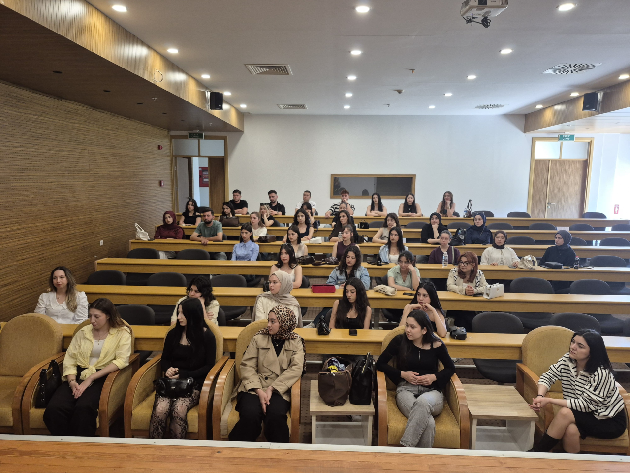 Eczane Hizmetleri Programı Öğrencileri ile Laboratuvar Etkinliği  