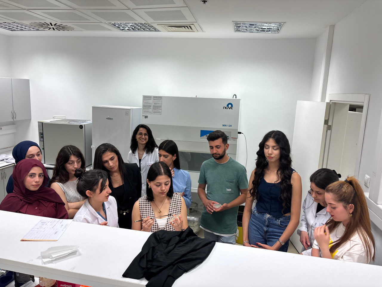 Eczane Hizmetleri Programı Öğrencileri ile Laboratuvar Etkinliği  