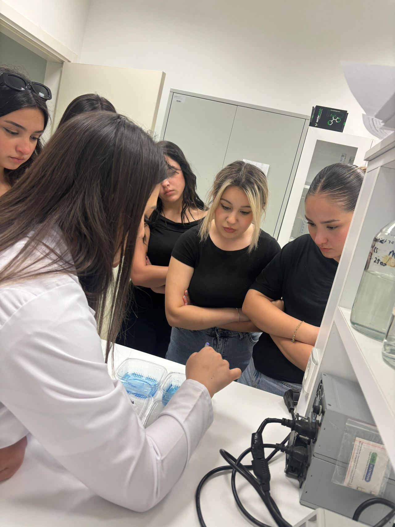 Eczane Hizmetleri Programı Öğrencileri ile Laboratuvar Etkinliği  