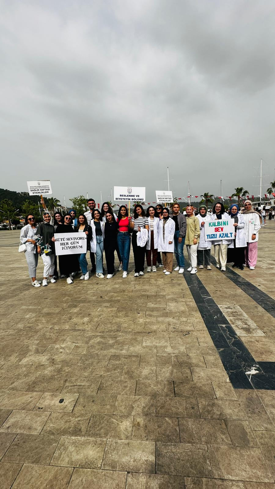 MSKÜ Fethiye Sağlık Bilimleri Fakültesi Beslenme ve Diyetetik Bölümü Öğrencileri Dünya Sağlık Haftası Etkinlikleri Kapsamında Sağlık Yürüyüşüne Katıldı
