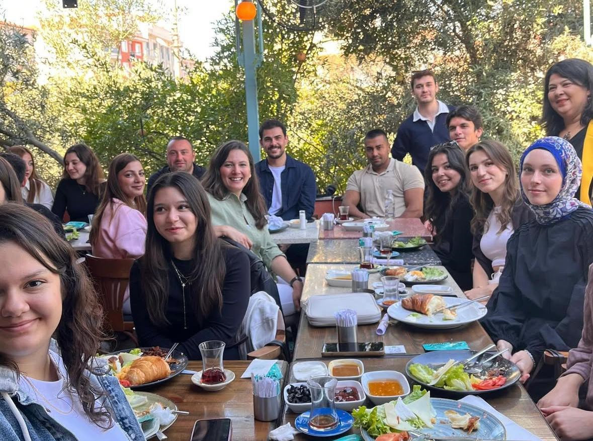 GELENEKSEL TANIŞMA KAHVALTIMIZ: YENİ GELEN ÖĞRENCİLERİMİZ HOŞ GELDİNİZ 