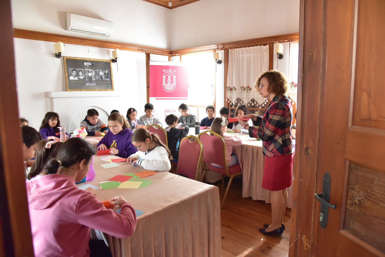 Çocuklar Origami ile Geometrinin Dünyasını Keşfetti  