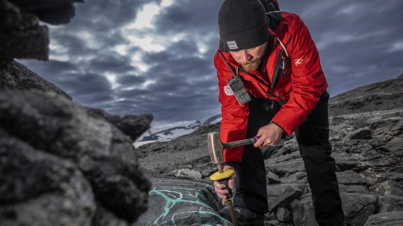 Bölümümüz Mezunu ve Eski Öğretim Elemanımız Dr. Göksu USLULAR Antarktika