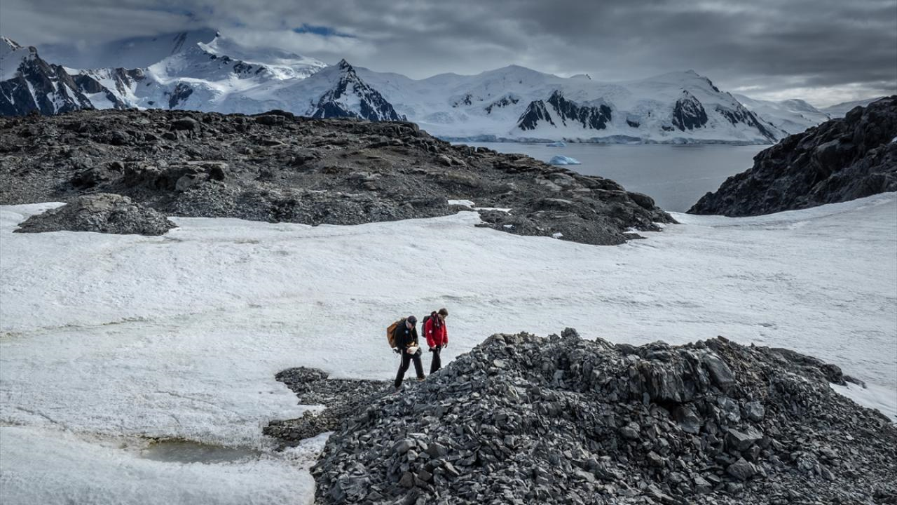 Bölümümüz Mezunu ve Eski Öğretim Elemanımız Dr. Göksu USLULAR Antarktika