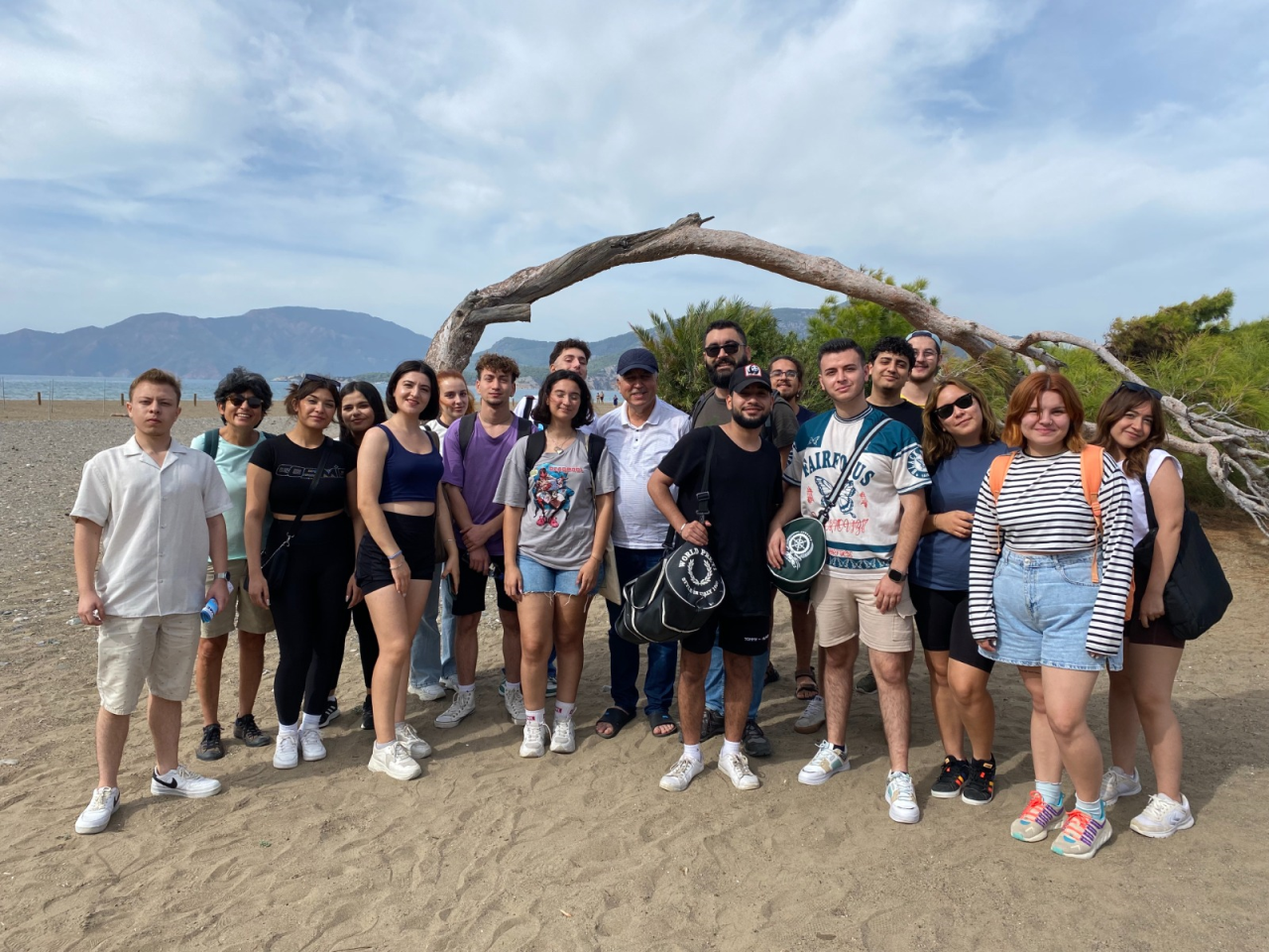 Ortaca MYO Turist Rehberliği öğrencileri Let Us Think Green projesi kapsamında İztuzu Plajında çevre farkındalık etkinliğinde...