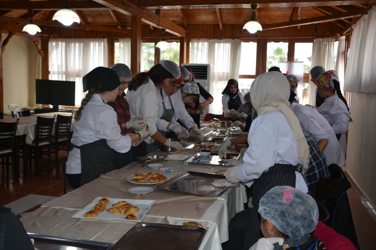 Aşçılık Programı öğrencilerimiz ve özel eğitim öğrencilerinden yemek yapım etkinliği