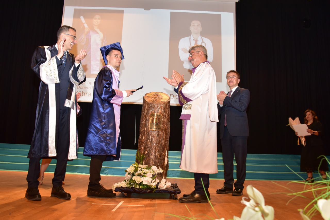 Fakültemiz 2025 mezunu Dr. Alican BAYAR 2025 sonbahar Tıpta Uzmanlık Sınavında Türkiye 3. olmuştur.