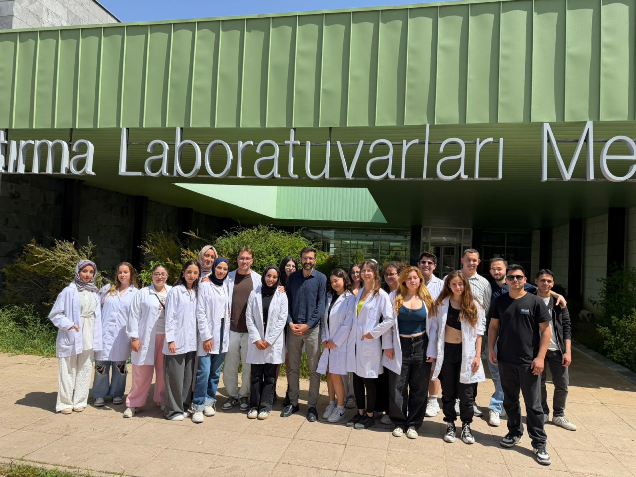 Kimya ve Kozmetik Teknolojisi Programı Öğrencilerinden Araştırma Laboratuvar Merkezlerine (ALM) Ziyaret