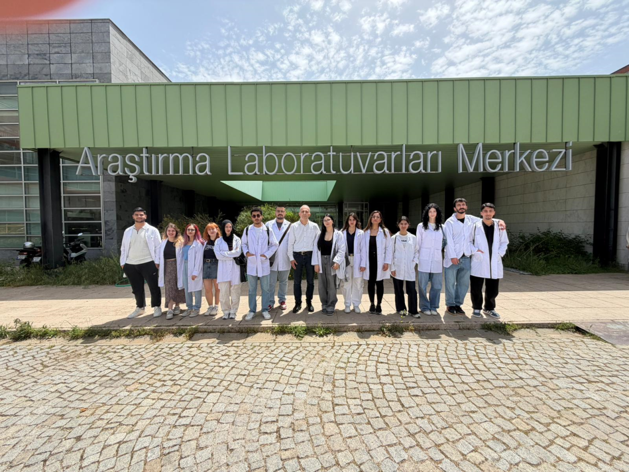 Kimya ve Kozmetik Teknolojisi Programı Öğrencilerinden Araştırma Laboratuvar Merkezlerine (ALM) Ziyaret
