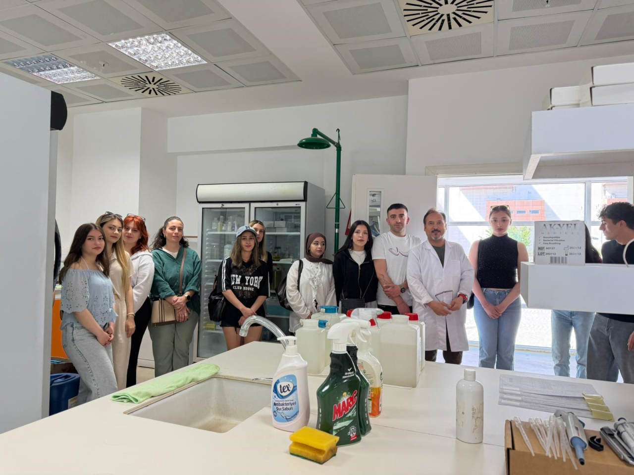 Kimya ve Kozmetik Teknolojisi Programı Öğrencilerinden Araştırma Laboratuvar Merkezlerine (ALM) Ziyaret