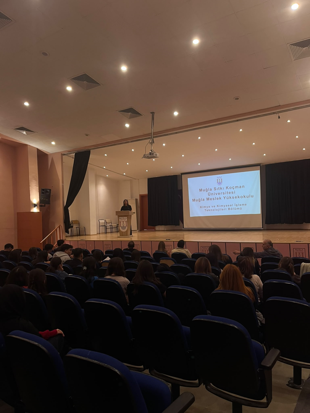 Kimya Teknolojisi ve Kozmetik Teknolojisi Programlarına yeni yerleşen öğrenciler için Oryantasyon Programı gerçekleştirildi.