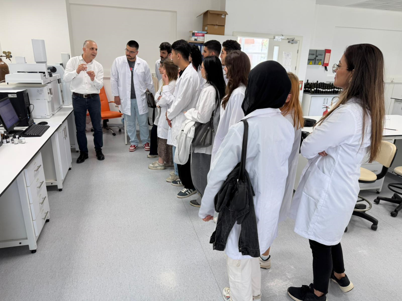 Kimya ve Kozmetik Teknolojisi Programı Öğrencilerinden Araştırma Laboratuvar Merkezlerine (ALM) Ziyaret