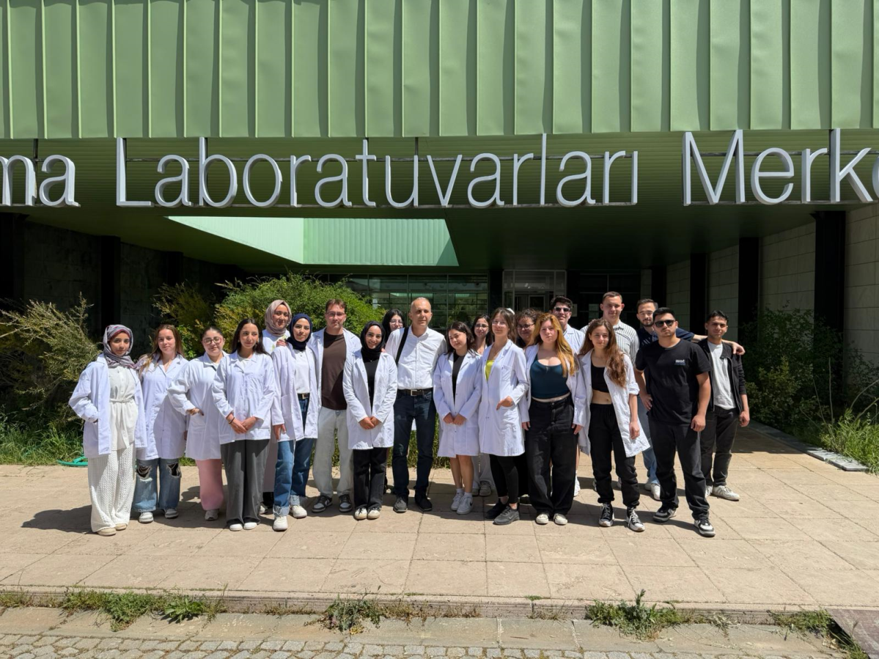 Kimya ve Kozmetik Teknolojisi Programı Öğrencilerinden Araştırma Laboratuvar Merkezlerine (ALM) Ziyaret