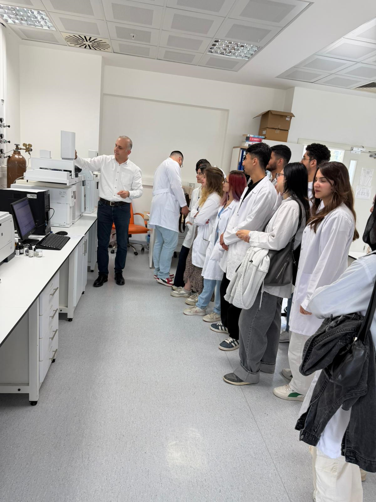 Kimya ve Kozmetik Teknolojisi Programı Öğrencilerinden Araştırma Laboratuvar Merkezlerine (ALM) Ziyaret