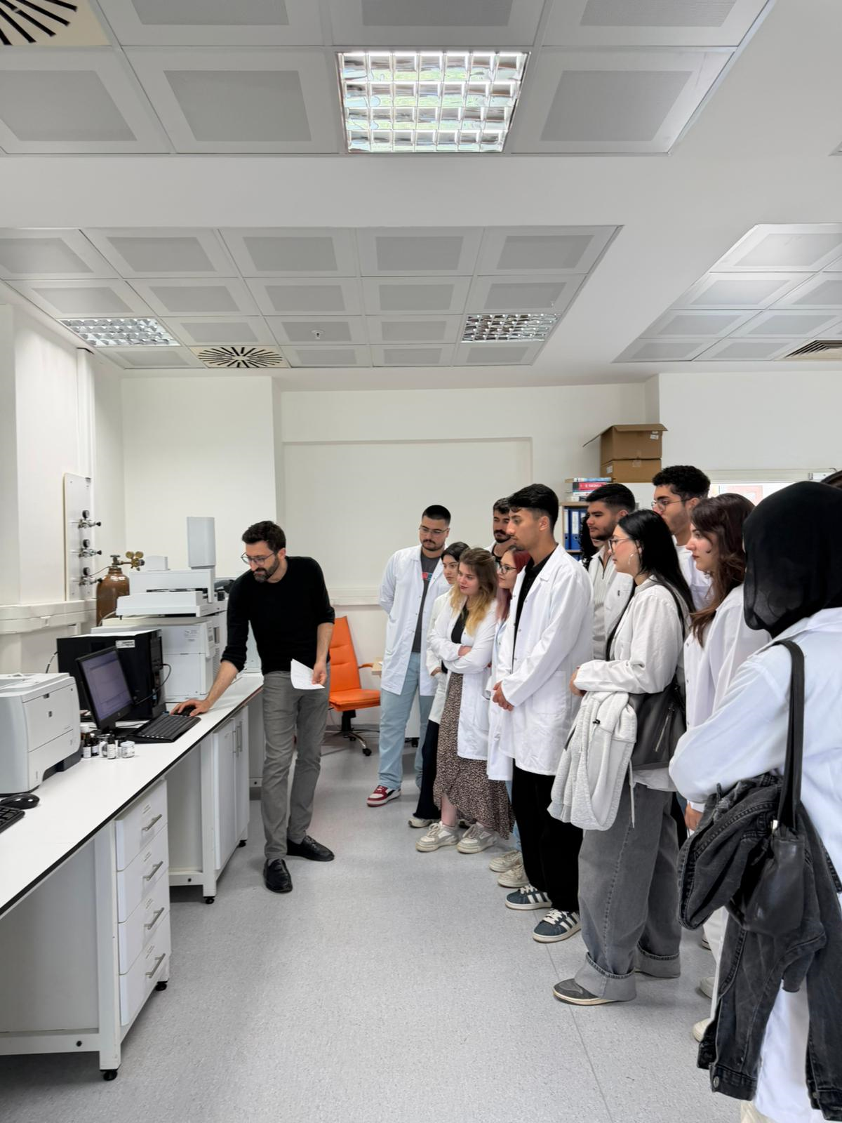 Kimya ve Kozmetik Teknolojisi Programı Öğrencilerinden Araştırma Laboratuvar Merkezlerine (ALM) Ziyaret