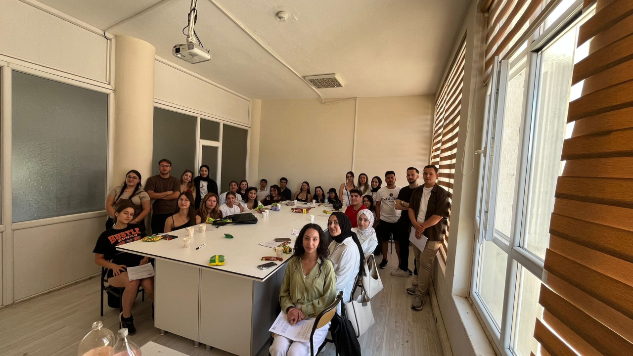 Kimya Teknolojisi Programı 2. Sınıf Öğrencileriyle Kariyer Danışman-Öğrenci Görüşmesi Gerçekleştirildi