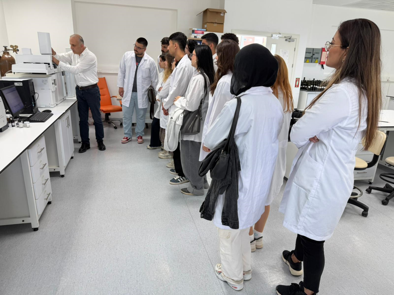 Kimya ve Kozmetik Teknolojisi Programı Öğrencilerinden Araştırma Laboratuvar Merkezlerine (ALM) Ziyaret