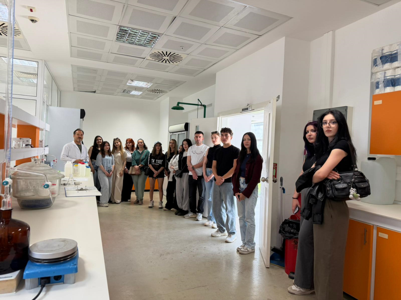 Kimya ve Kozmetik Teknolojisi Programı Öğrencilerinden Araştırma Laboratuvar Merkezlerine (ALM) Ziyaret