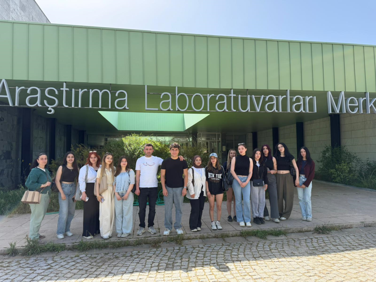 Kimya ve Kozmetik Teknolojisi Programı Öğrencilerinden Araştırma Laboratuvar Merkezlerine (ALM) Ziyaret