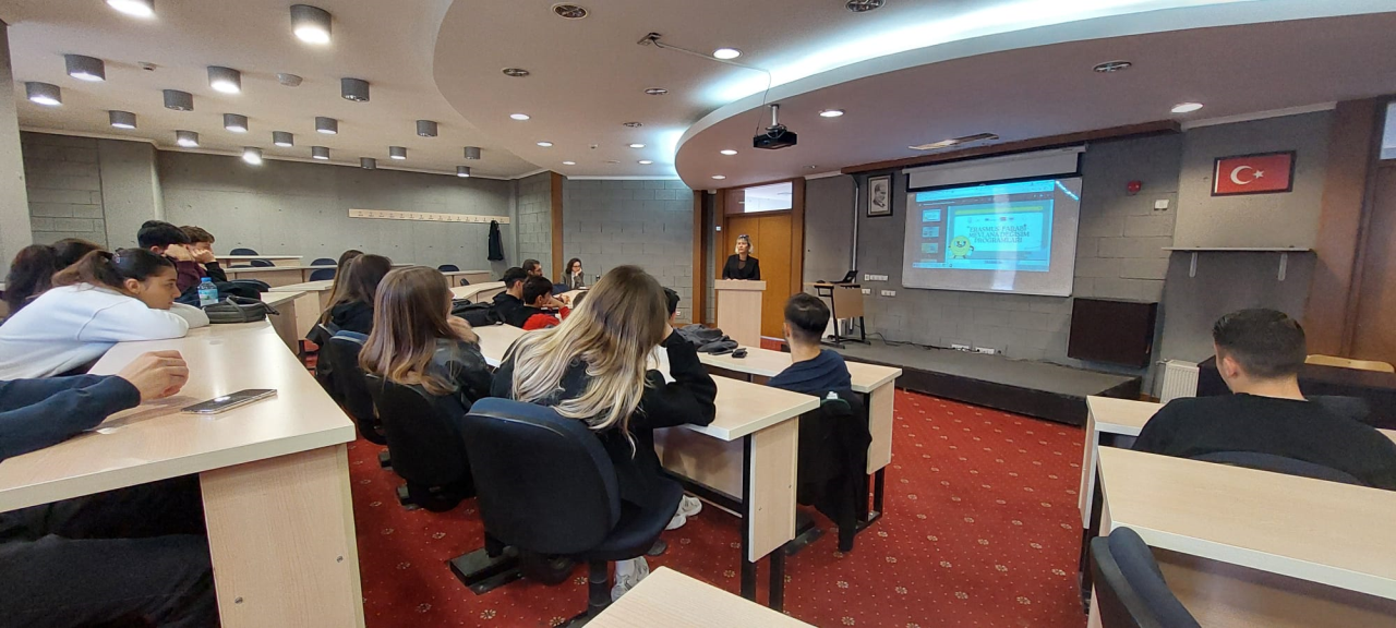 Rekreasyon Bölümü 1. Sınıf Öğrencilerine yönelik "Kariyer Koordinatörlüğü", "İŞKUR Kampüs", "Erasmus+ Öğrenci Öğrenim Hareketliliği", "TÜBİTAK 2209-A Öğrenci Projesi" tanıtım programı gerçekleştirilmiştir.