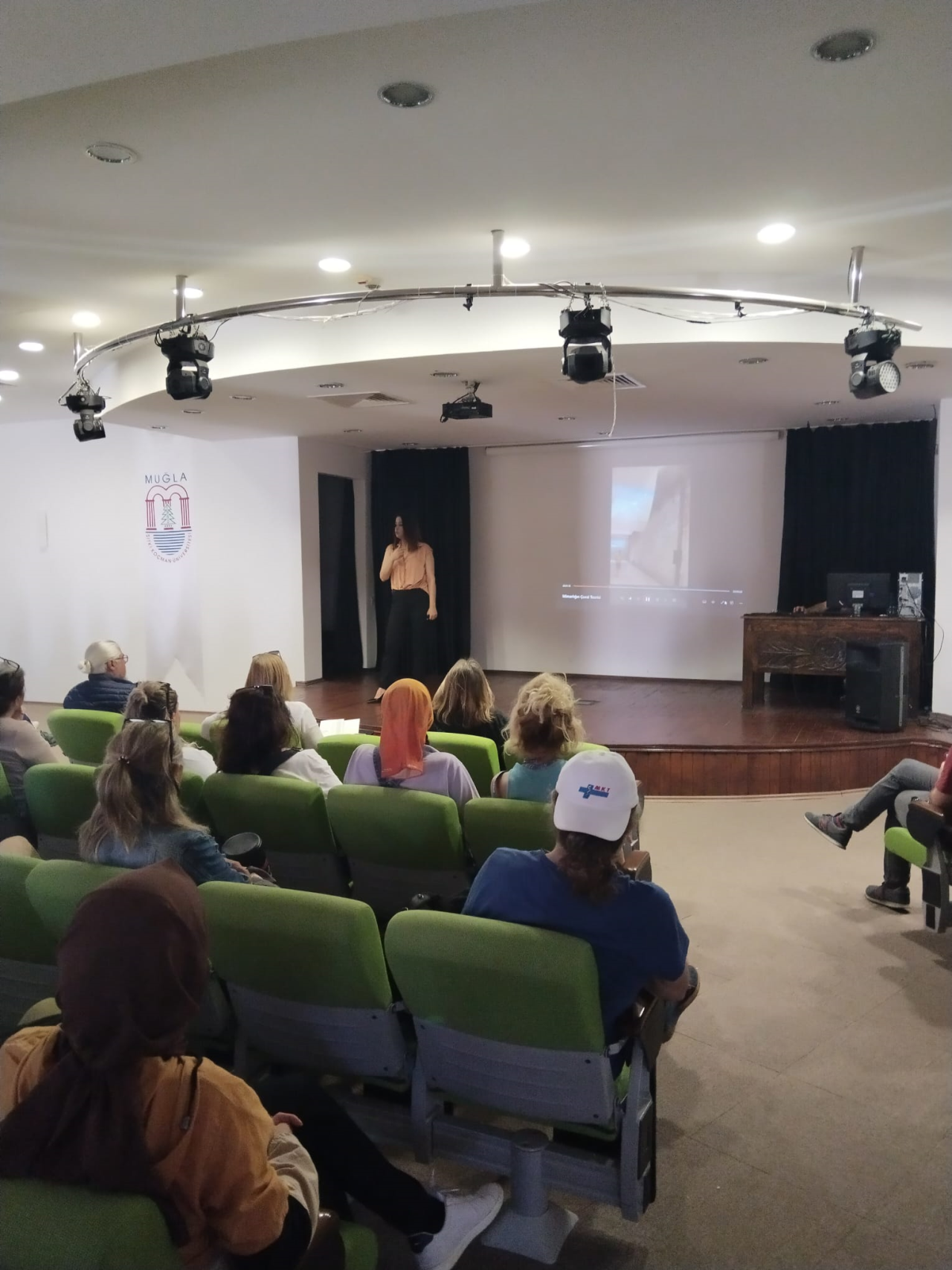 Öğr. Gör. Dr. Nevin Yalçın Beldan "Mimarlığın Çuval Teorisi" başlıklı seminer sunumunu gerçekleştirdi.