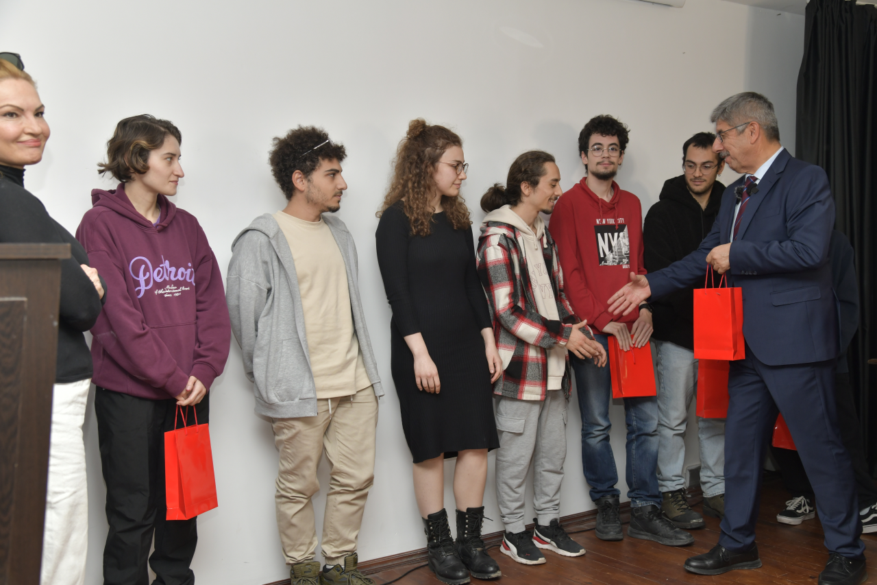 Sayın Rektörümüz Prof. Dr. Turhan Kaçar, sanatsal faaliyetlerde başarı gösteren öğrencilerimizi tebrik etti.