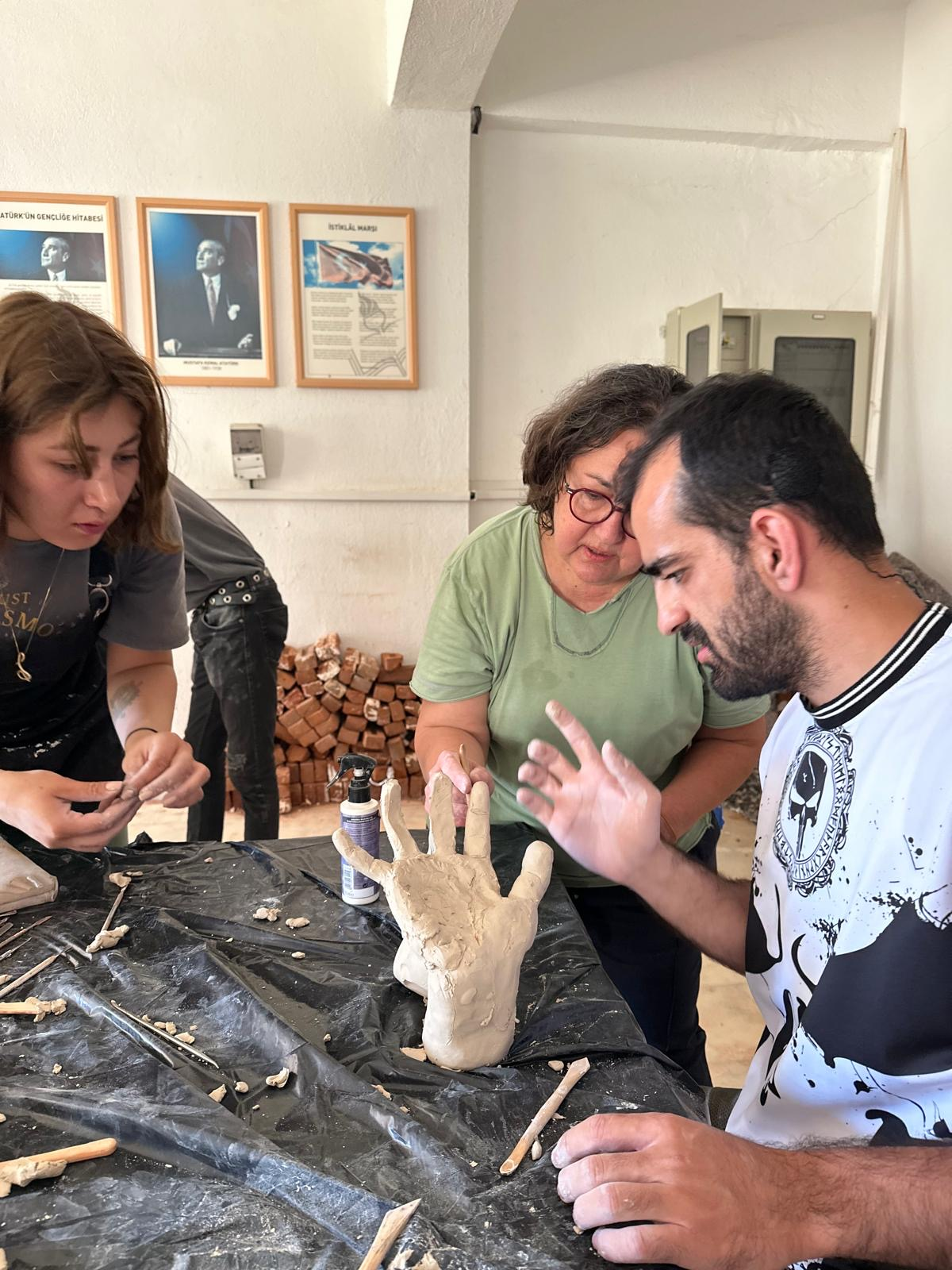 Dr. Öğr. Üyesi Sevdiye Kadıoğlu Bodrum Sağlık Vakfı Öğrencileriyle "El Ver" Temalı Rölyef/Kabartma Çalışması Gerçekleştirdi