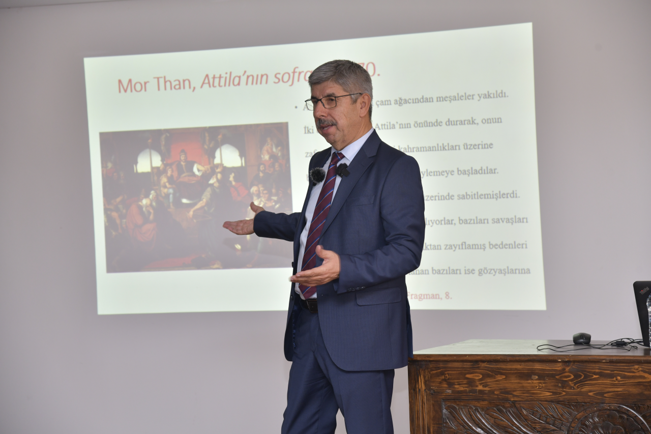 Sayın Rektörümüz Prof. Dr. Turhan Kaçar’ın “Görsel Tarih: Sanatçı Burada Ne Anlatıyor” başlıklı konferansı gerçekleşmiştir.