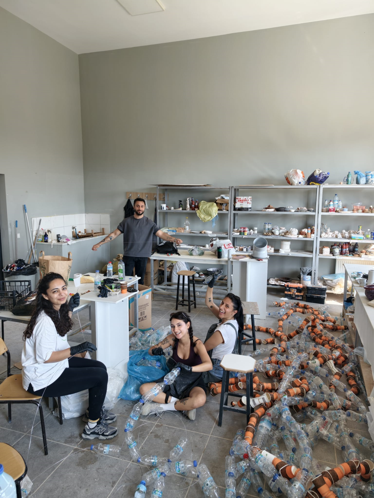 Seramik Bölümü öğretim üyesi Doç. Ayşe Canbolat’ın yürüttüğü Sanat ve Ekoloji Dersi kapsamında üretilen 