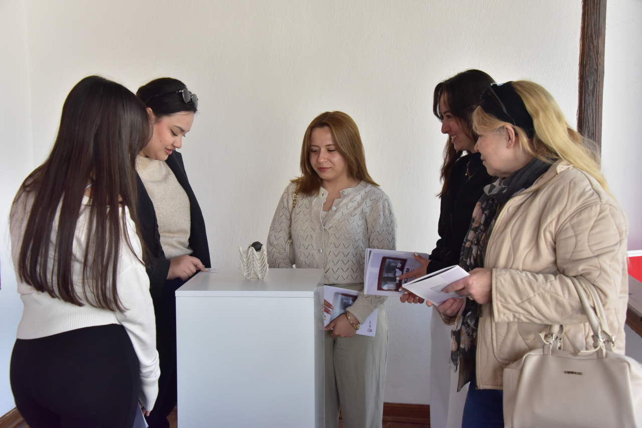 “Akrom” Sergisi Bilim ve Sanat Evi’nde Açıldı