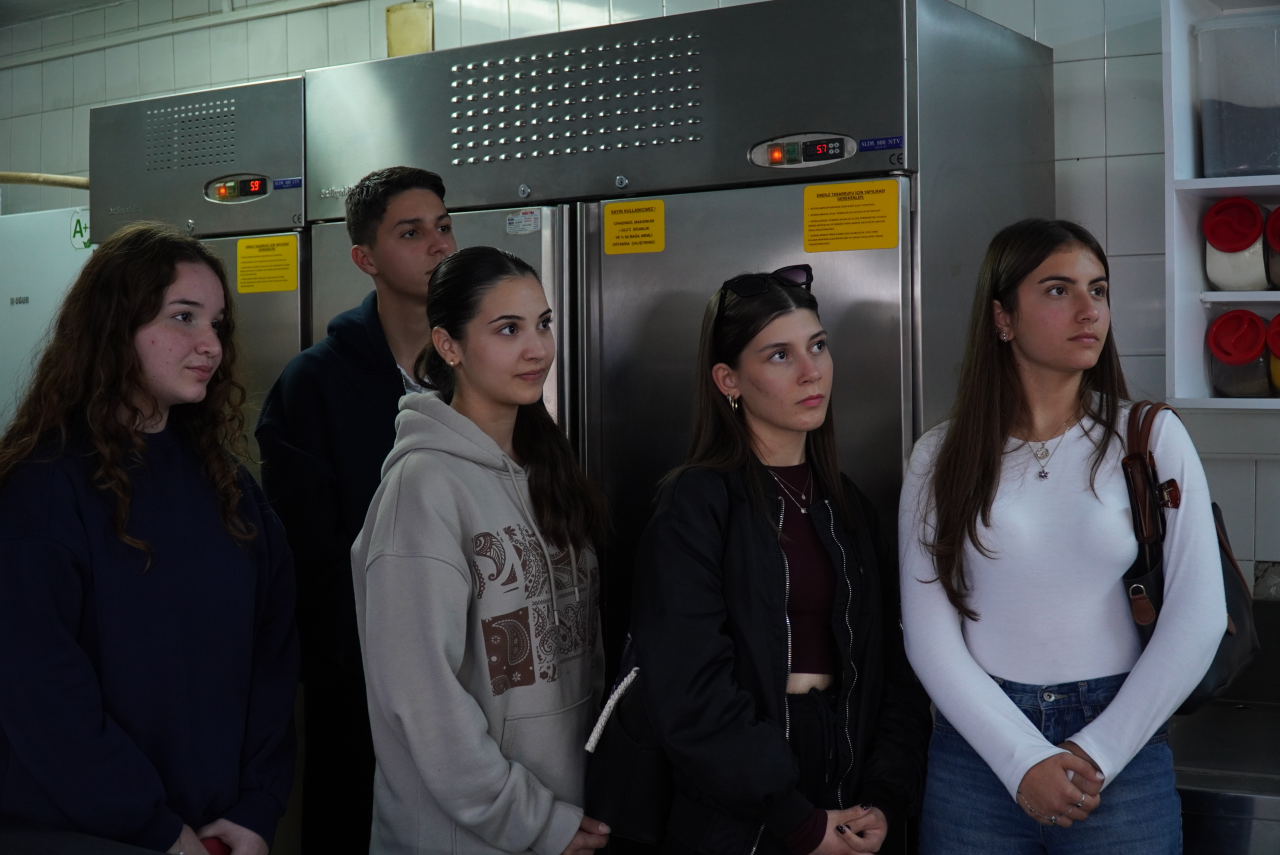 İzmir Seyrek Villakent Anadolu Lisesi öğretmen ve öğrencileri Yüksekokulumuzu ziyaret etti