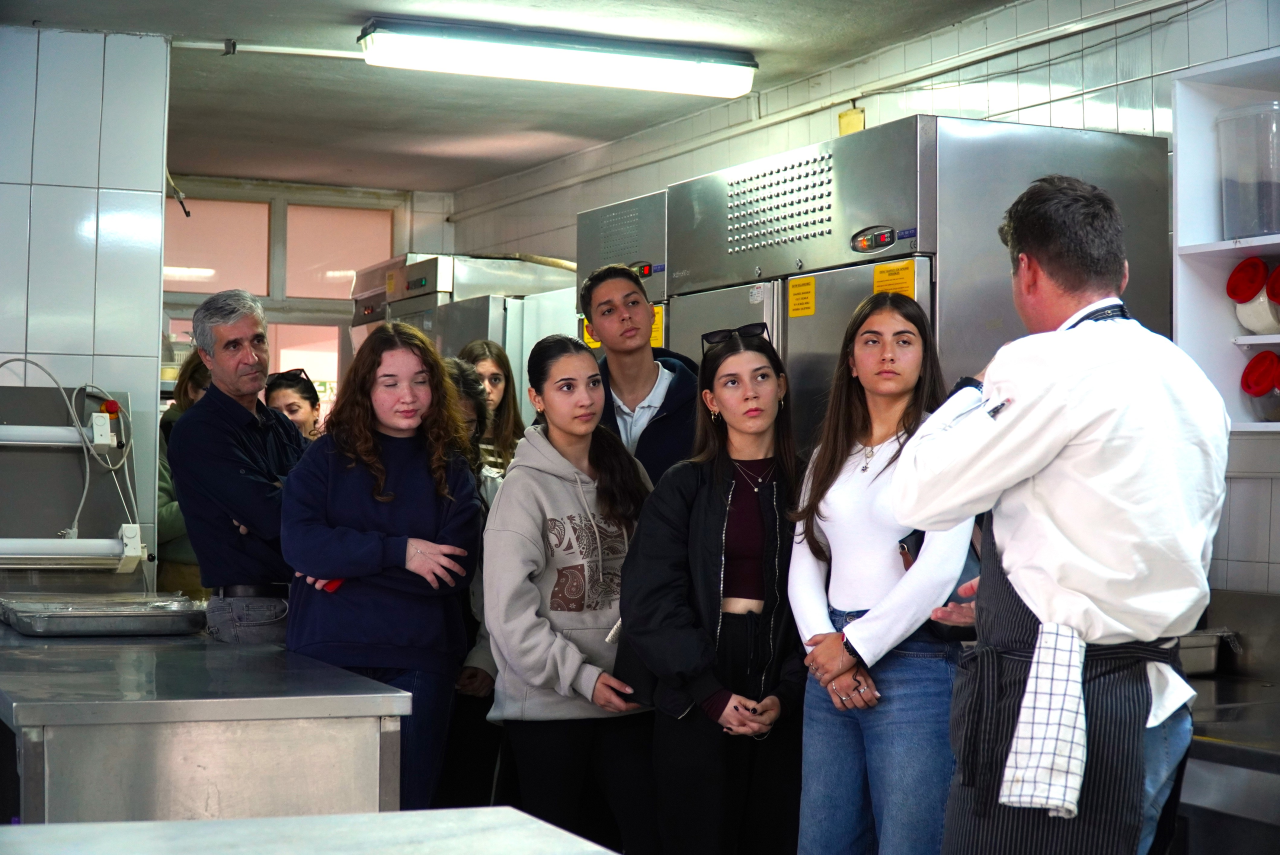 İzmir Seyrek Villakent Anadolu Lisesi öğretmen ve öğrencileri Yüksekokulumuzu ziyaret etti