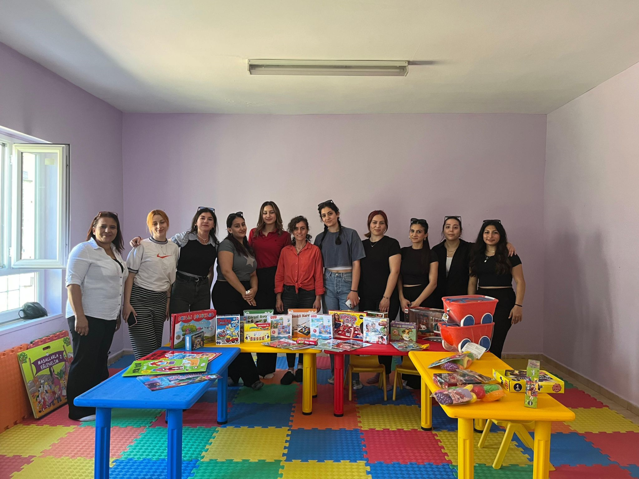 Gönüllerin Gücüyle Köy Okulundaki Çocuklara Destek: Tiyatrodan Eğitime Uzanan Bir Yardım Eli
