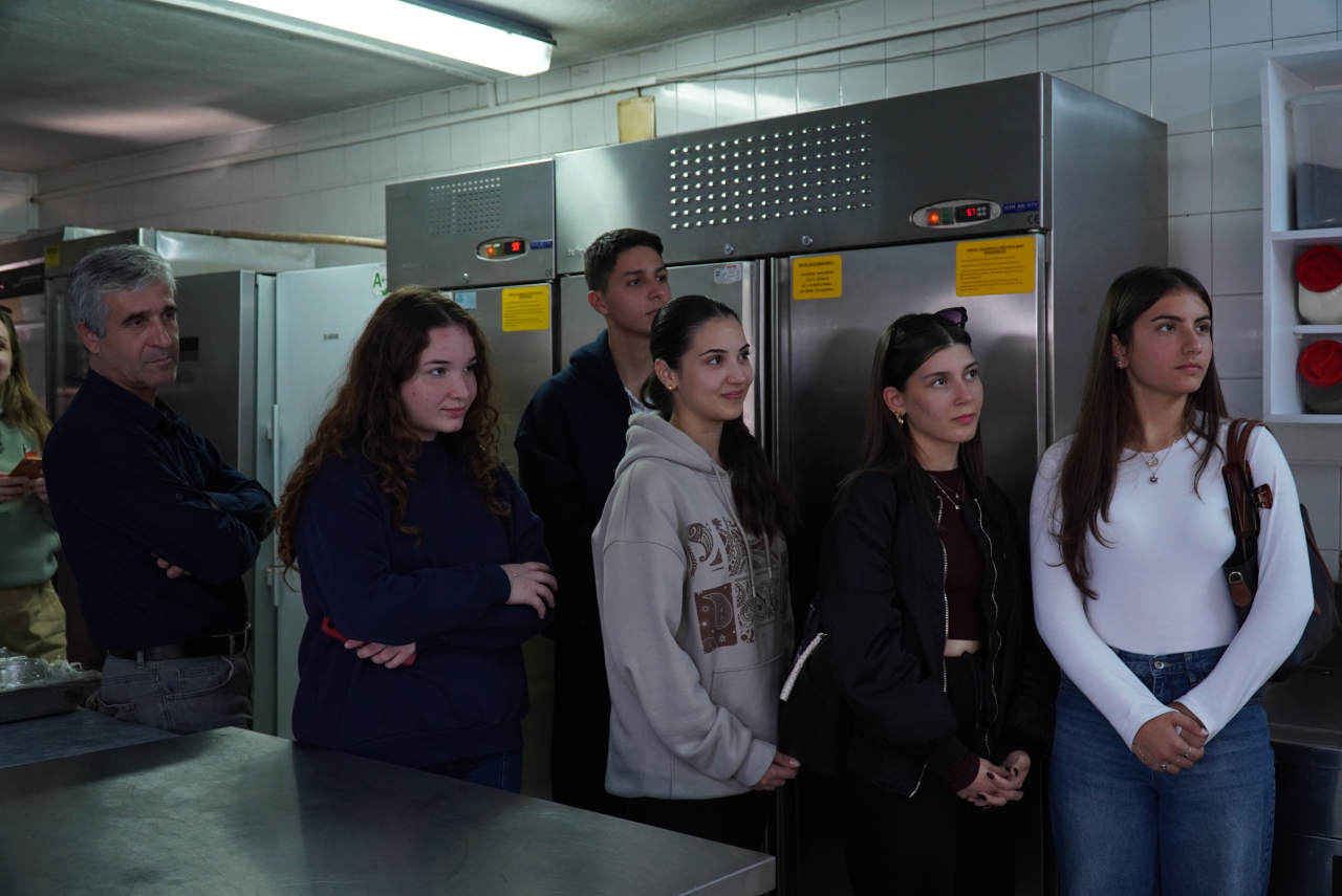 İzmir Seyrek Villakent Anadolu Lisesi öğretmen ve öğrencileri Yüksekokulumuzu ziyaret etti