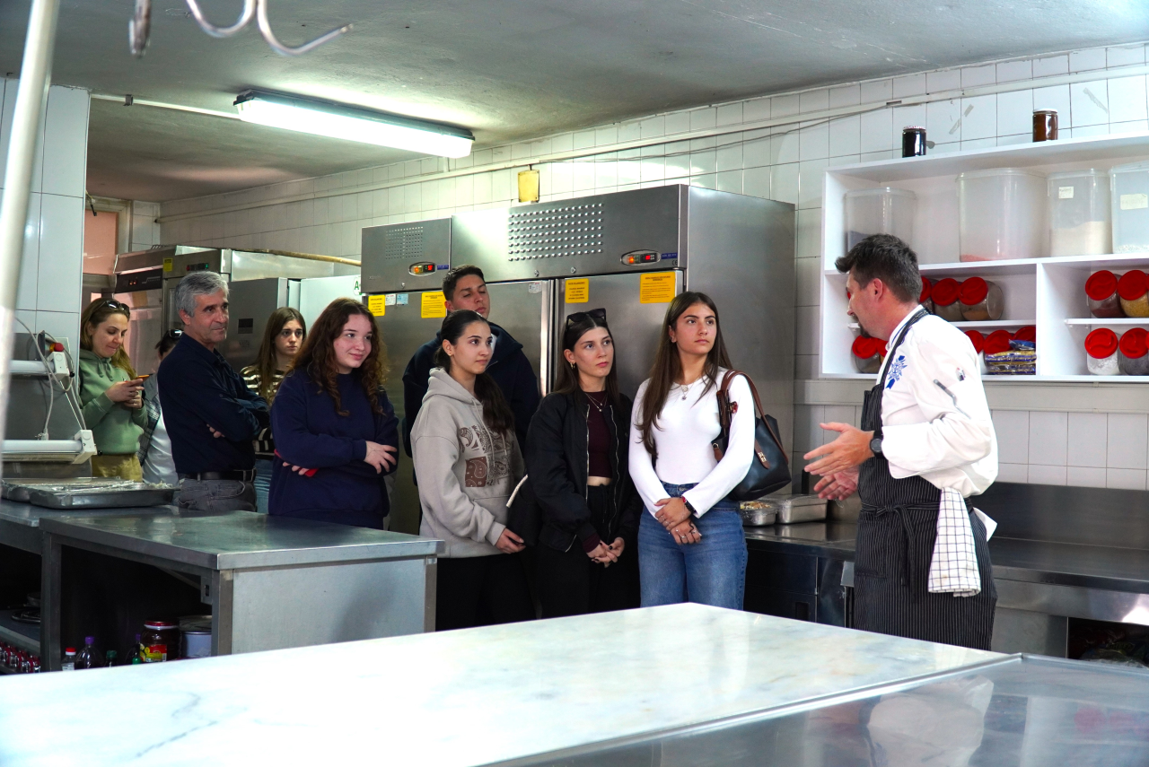 İzmir Seyrek Villakent Anadolu Lisesi öğretmen ve öğrencileri Yüksekokulumuzu ziyaret etti
