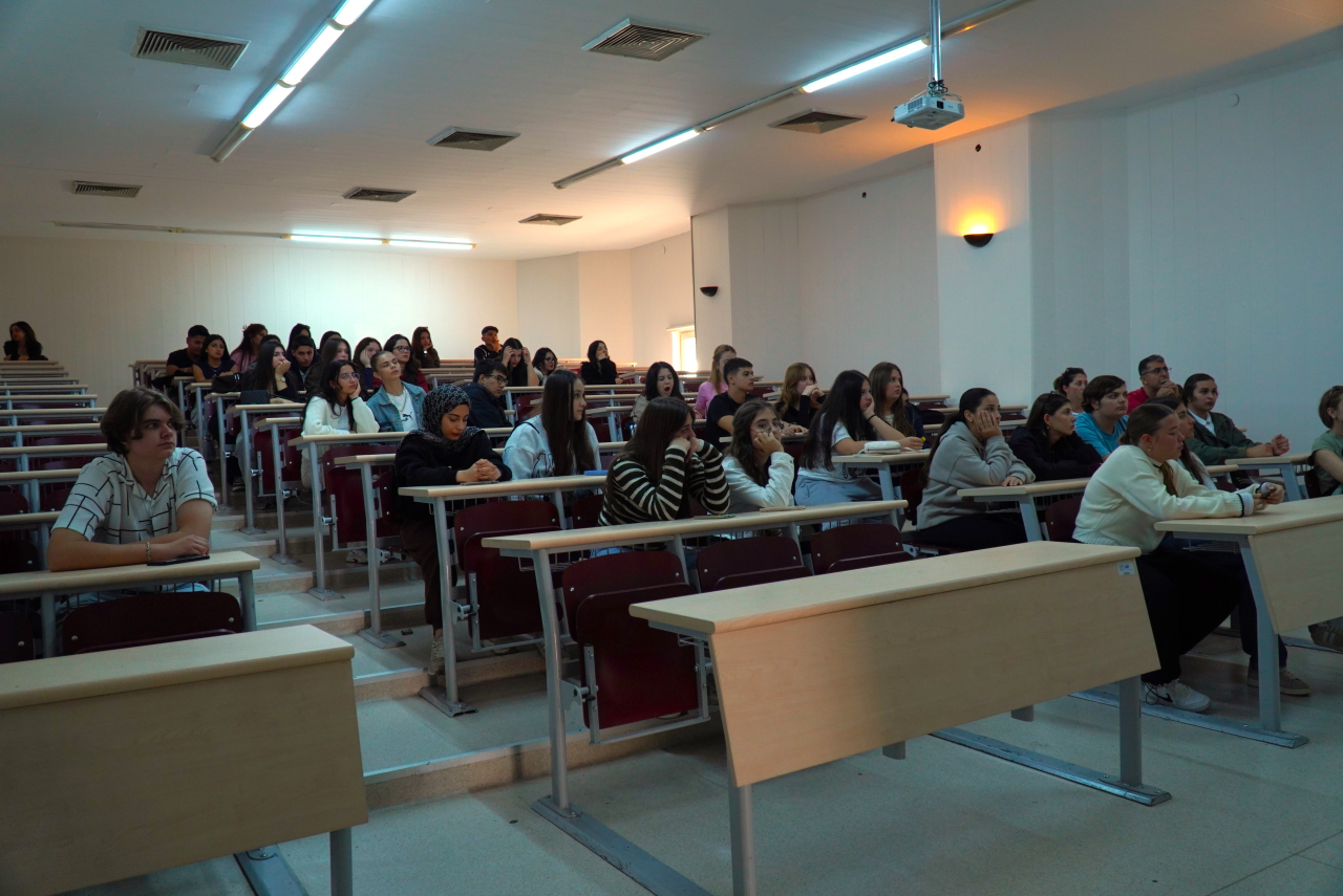 İzmir Seyrek Villakent Anadolu Lisesi öğretmen ve öğrencileri Yüksekokulumuzu ziyaret etti