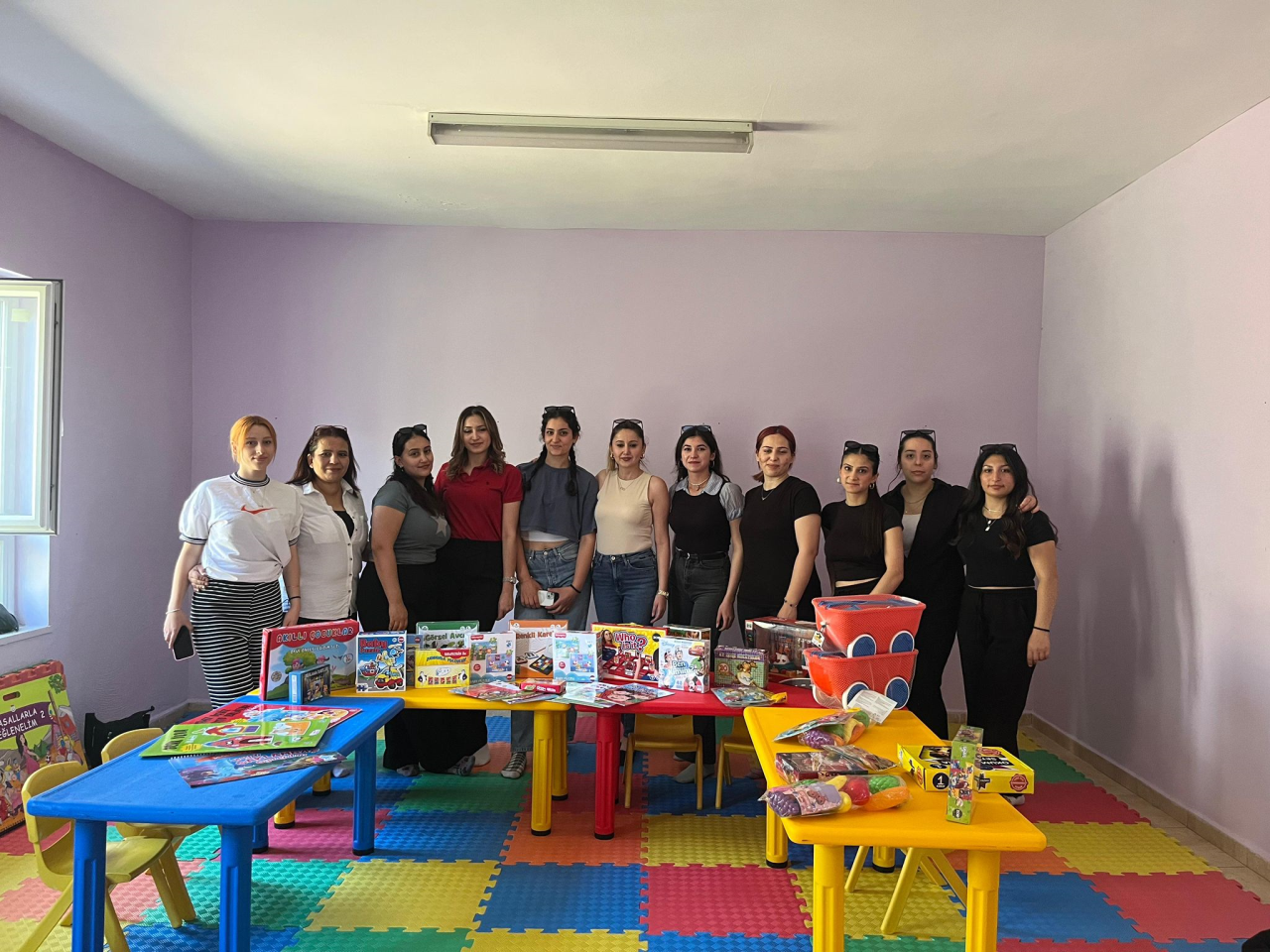Gönüllerin Gücüyle Köy Okulundaki Çocuklara Destek: Tiyatrodan Eğitime Uzanan Bir Yardım Eli