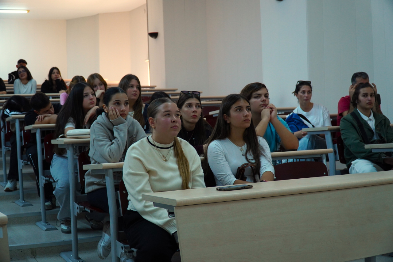 İzmir Seyrek Villakent Anadolu Lisesi öğretmen ve öğrencileri Yüksekokulumuzu ziyaret etti