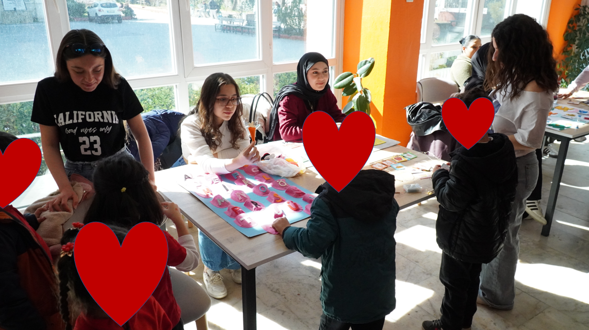 Minik Ellere Eğitim Dokunuşu: Yüksekokulumuzda Renkli Etkinlik