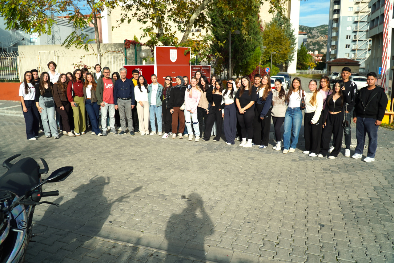 İzmir Seyrek Villakent Anadolu Lisesi öğretmen ve öğrencileri Yüksekokulumuzu ziyaret etti