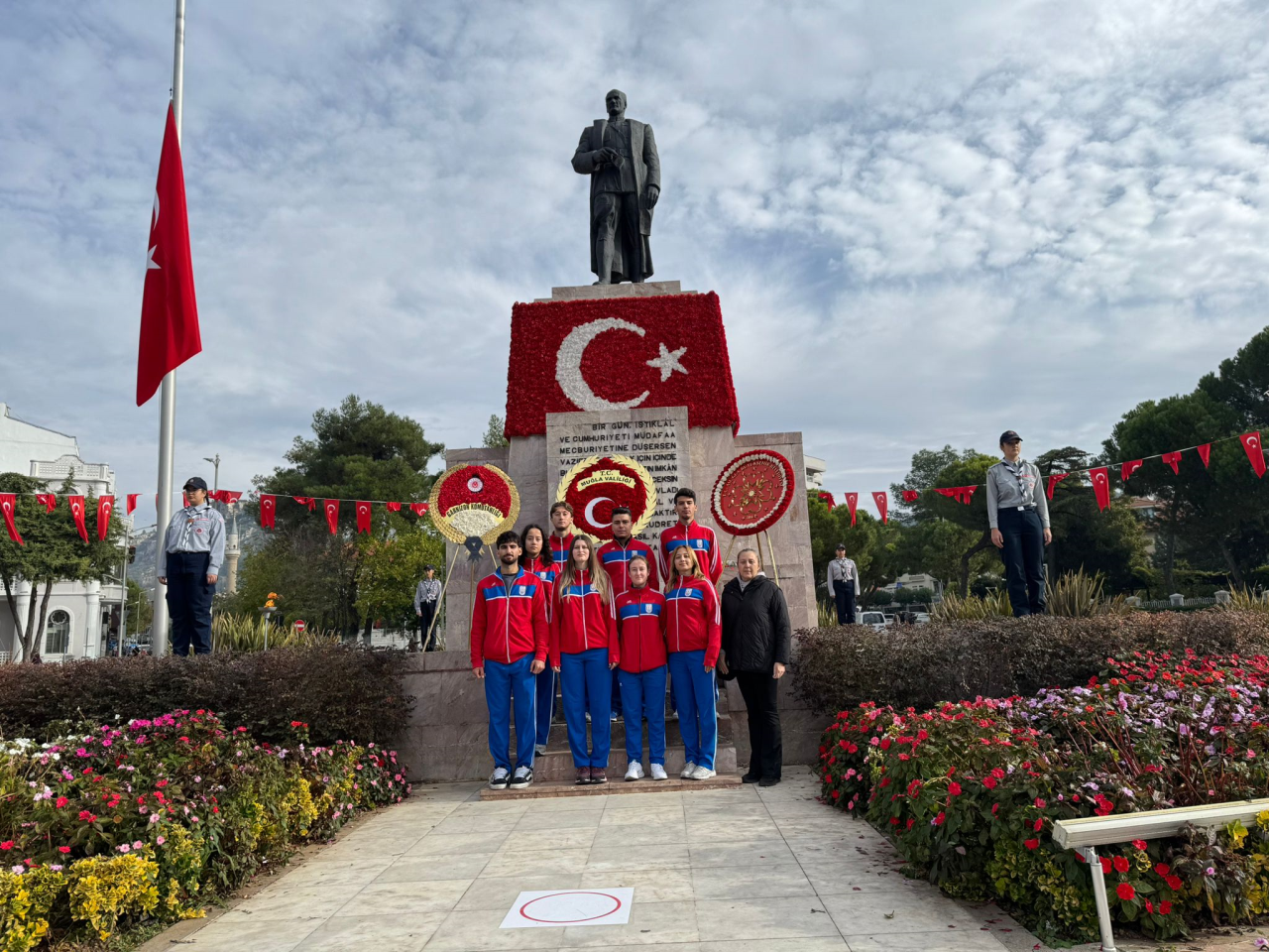 Spor Bilimleri Fakültesi Öğrencilerinden Ataya Saygı Nöbeti