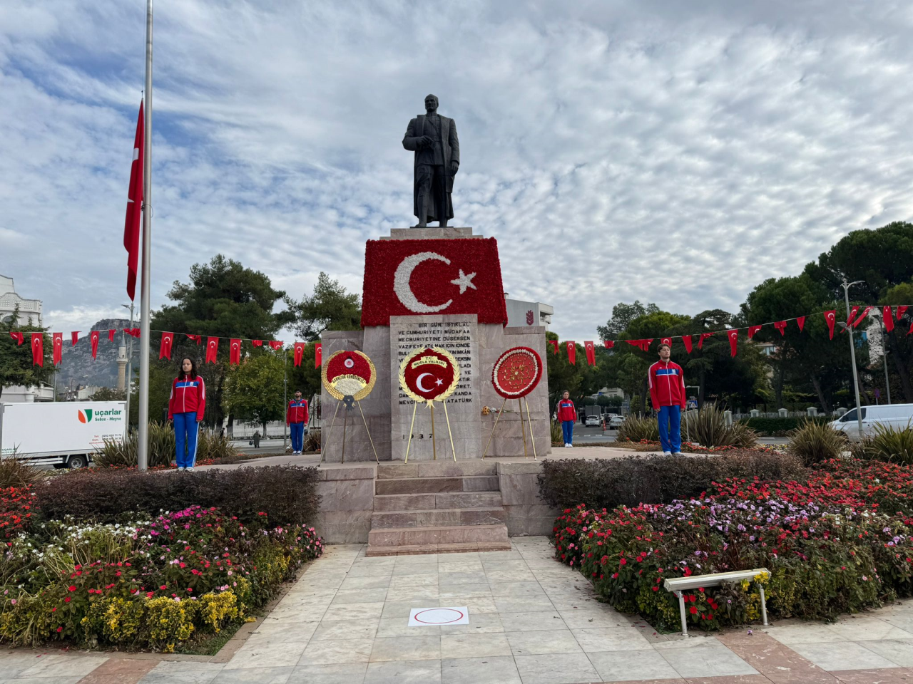 Spor Bilimleri Fakültesi Öğrencilerinden Ataya Saygı Nöbeti