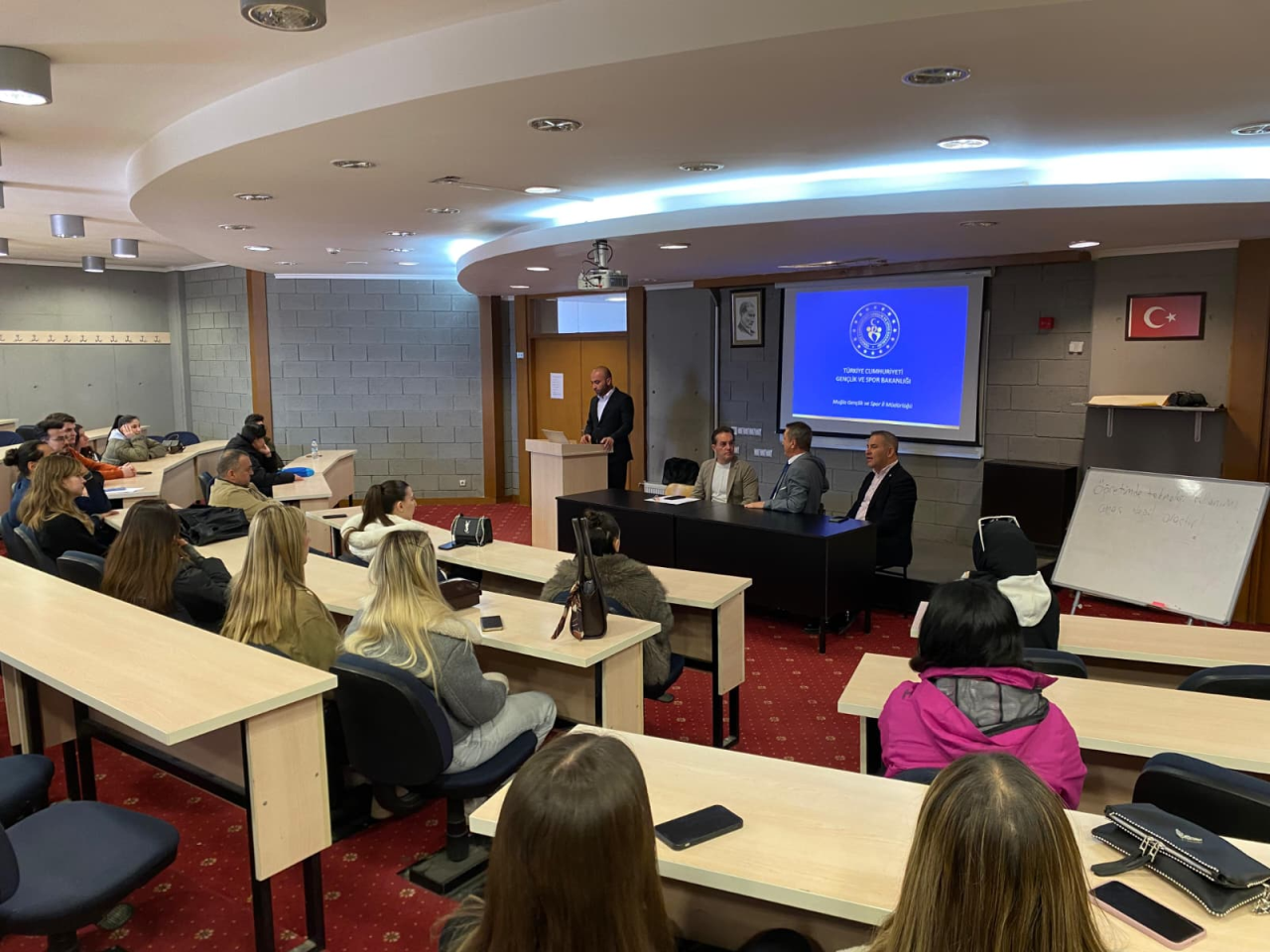 Bölümümüz Spor Yönetimi Uygulaması Toplantısı ve 2026 Gençlik Yılı etkinlikleri çerçevesinde Kariyer Günü söyleşisi Spor Bilimleri Fakültesi Amfisi’nde Gerçekleşti