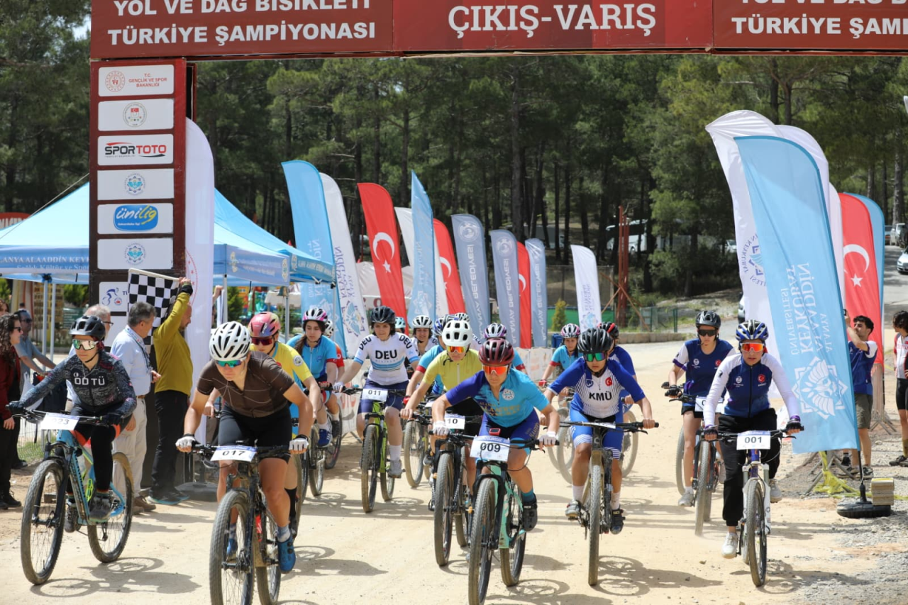 Öğrencimiz Ekin Ereke’den Ünilig Dağ ve Yol Bisikleti Türkiye Şampiyonası’nda Çifte Başarı