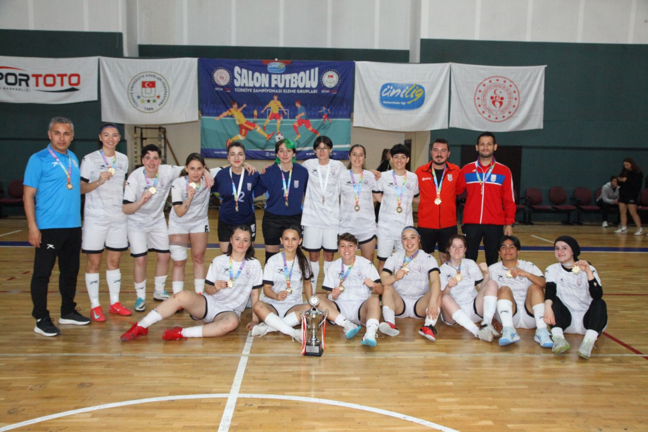 MSKÜ Kadın Futsal Takımımız Eleme Grup Müsabakalarını Şampiyonlukla Tamamladı ve Türkiye Şampiyonası Final Müsabakalarına Katılmaya Hak Kazandı