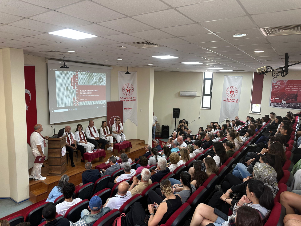 "Voleybolun Yaşamımıza Kattıkları" Konferansı Gerçekleştirildi