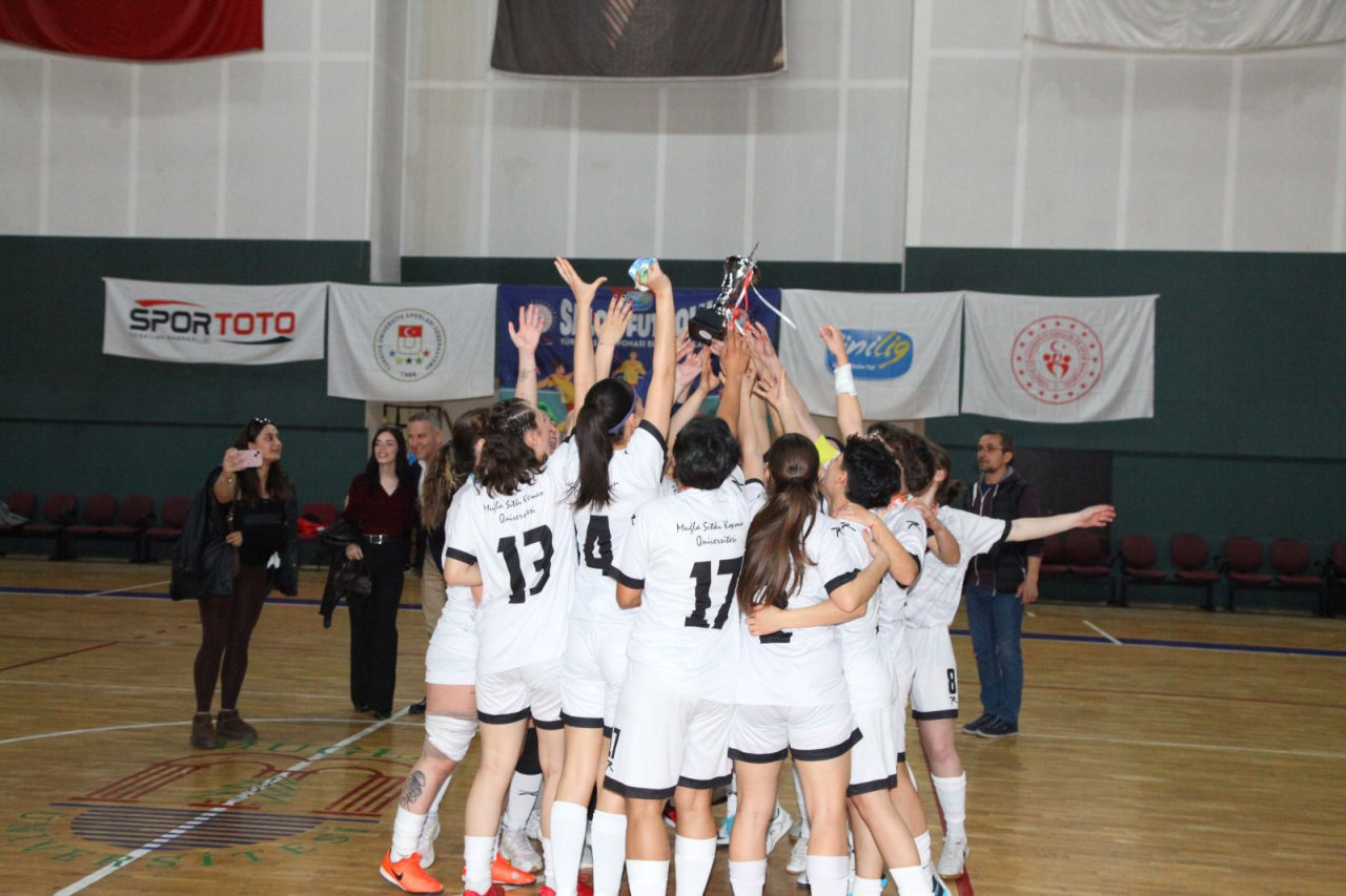 MSKÜ Kadın Futsal Takımımız Eleme Grup Müsabakalarını Şampiyonlukla Tamamladı ve Türkiye Şampiyonası Final Müsabakalarına Katılmaya Hak Kazandı