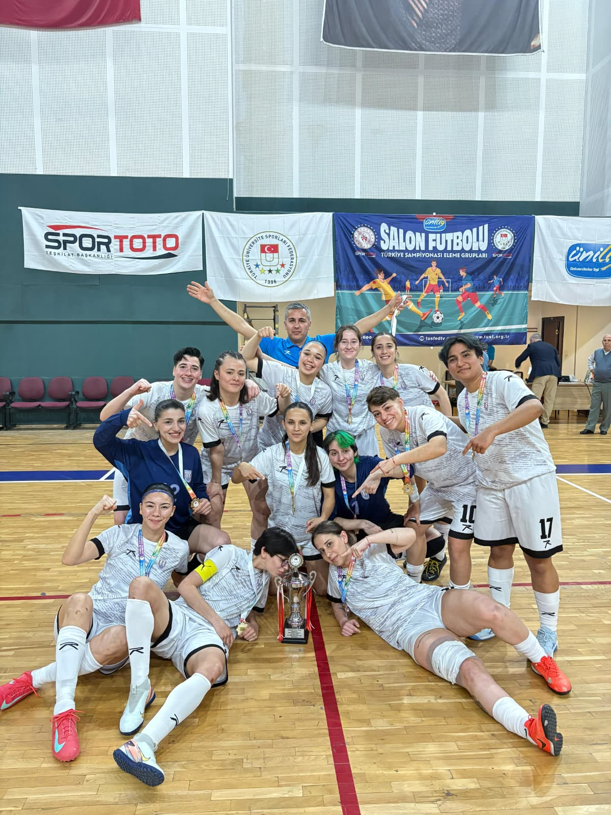 MSKÜ Kadın Futsal Takımımız Eleme Grup Müsabakalarını Şampiyonlukla Tamamladı ve Türkiye Şampiyonası Final Müsabakalarına Katılmaya Hak Kazandı